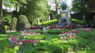 花々が可愛い広場です。