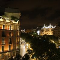 右奥がカサ・ミラ。左の建物はコンデスの北館