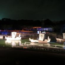 お堀を船が行きかいます