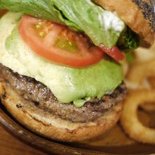 アボカドチーズバーガー