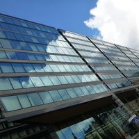 大きすぎて斜めに写りました。当然ですが建物はまっすぐです。