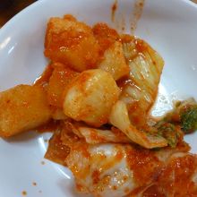 つけあわせのキムチも新鮮な味で、美味しいです。