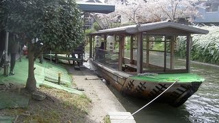 伏見の濠川を船で行く