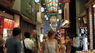 観光客向けな商店街といった感じ