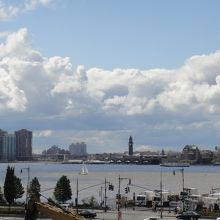 ホーボーケンとジャージーシティの街並みが川の向こうに