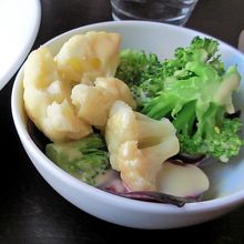 サイドサラダ3.5ユーロ，他のつけあわせ3.5−7ユーロ