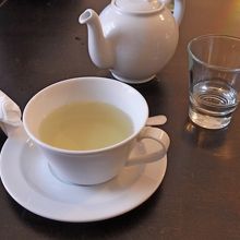 コーヒー，緑茶2.7ユーロ　　