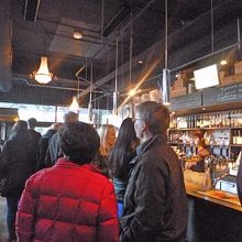 カウンターでビールを買う