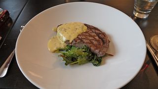 元老院広場の前，少々高いが落ち着いて食事ができる．おいしい．