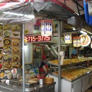 おばちゃまの看板が目印の天ぷら・チヂミ店