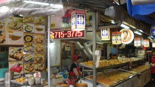 おばちゃまの看板が目印の天ぷら・チヂミ店