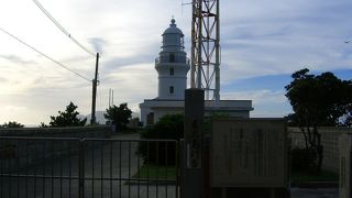 岬の絶壁に建っています