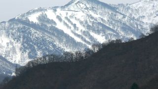 八海山系の山々がきれいに見える六日町駅（むいかまちえき）