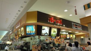 人気のスナックコーナー。