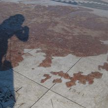 発見のモニュメント前の広場に描かれた大理石の世界地図