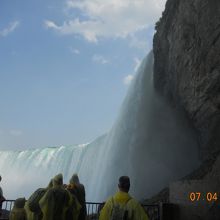 とにかく凄い水しぶき!　びしょ濡れ覚悟で!