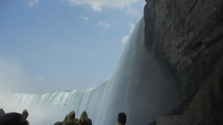 カナダ滝の迫力を滝壺近くから見れます!　外に出ると、とにかくびしょ濡れですごい迫力～!!