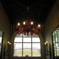 ホテル入口すぐのシャンデリアです。とても豪華でした。