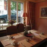 朝食の場所です。ホテル前の通りに面しています。