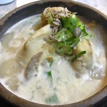 参鶏湯。ぐつぐついってました。