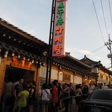 長蛇の列です。早めの時間にどうぞ。