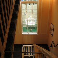 階段の風景です。カーペットが敷いてあり静かです。