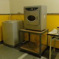 地階駐車場脇にある洗濯乾燥機