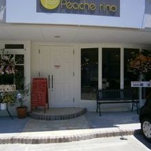 外観はシンプルですが内装は黄色の壁にブラウンです。