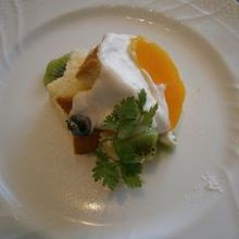 シフォンケーキふわふわでたまらない。甘さ控えめで美味。