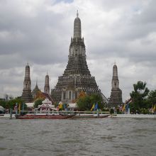 水位の高いチャオプラヤー川から望む、暁の寺院。