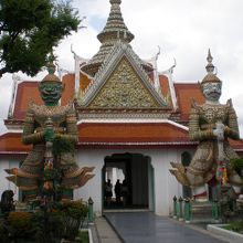 二体の像が待ち受けています。