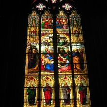 ステンドグラスも一面に配されていて美しいです。