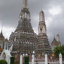 今にも降り出しそうな空。いい感じにマッチしています。