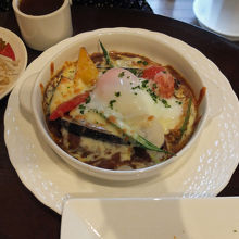 ハイジの野菜畑の焼きチーズカレー　温泉卵添え