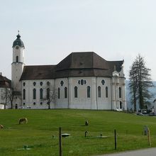 草原に現れる美しい建物