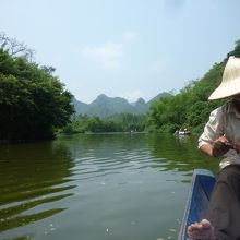 船はなんともゆっくり進みます。紫外線対策必須です！