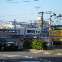 ホテルの正面から。目の前が電車の車庫でした。