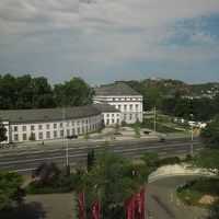 部屋からの眺めです。選帝侯の城の南にホテルがあります。