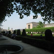 植え込みにベンチがあり、休憩しつつ散策できます。