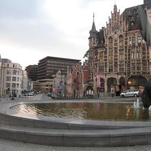 丘の上あたりに噴水があります。