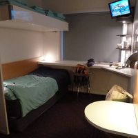 ベッドの幅もとにかく狭い