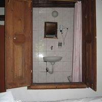 またいで中に入ります。左シャワー，右トイレ