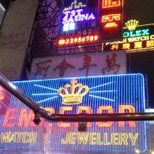 2階建てのバスなので、頭のすぐ上に看板！！