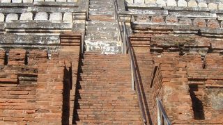 頂上までの階段は足がすくみます