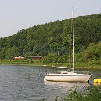 ホテルの庭から見た網走湖。湖に沿ってＪＲと国道が通っています