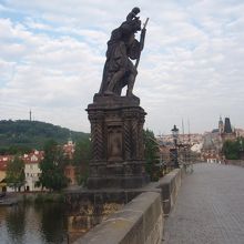 早朝のカレル橋　人はほとんどいません