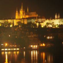 夜遅くカレル橋から見たプラハ城