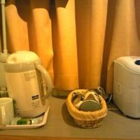 客室は狭いので枕元まで物が置かれてます