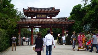 守礼門 --- 言ってしまえば、沖縄県のシンボルです。再建なのが残念！