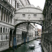 細い運河の両サイドを渡す橋ですが、とても美しい